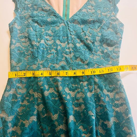 Slate & Willow Lace V Neck Sheath Dress Size Medium - Picture 6 of 7